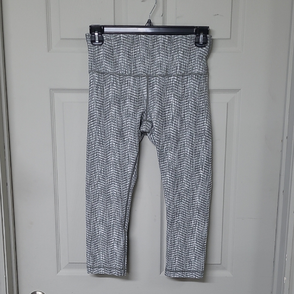 Lululemon Align Nulu 21" Crop Chevron Print Gray/White Size 10 EUC S/N W6YA5SR8